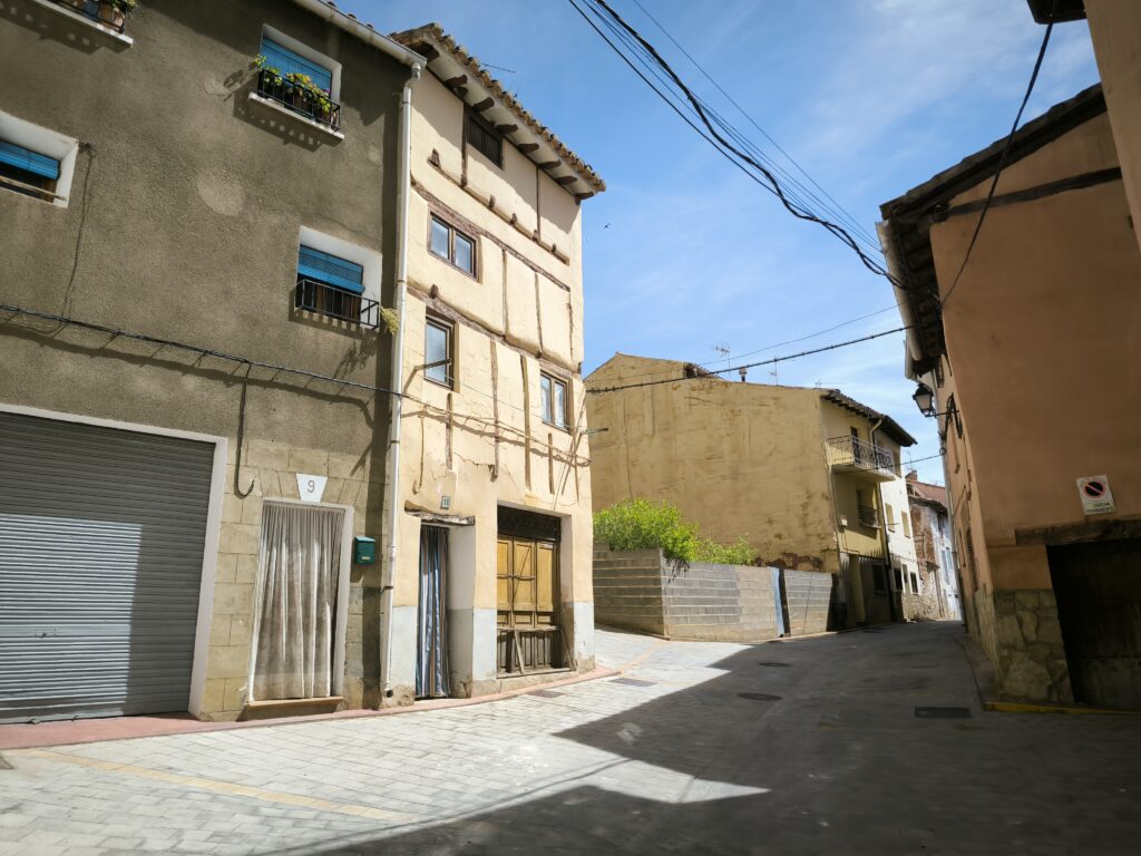 Calle de San Bernardo en Gea de Albarracín (imagen del entorno, no del recinto)