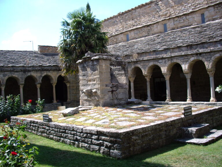 Claustro de la catedral de Roda de Isábena