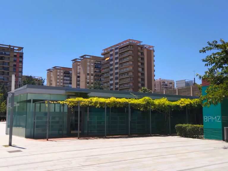 Exterior de la biblioteca municipal Miguel de Cervantes de Zaragoza, fotografiado en julio de 2025