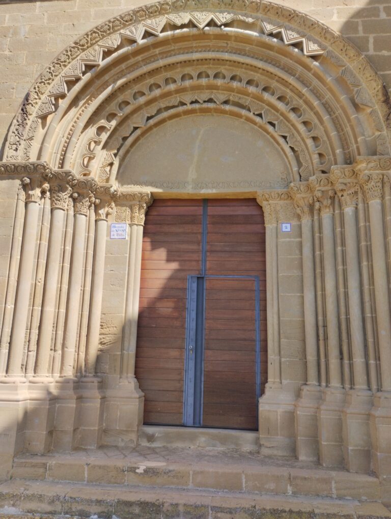 Portada románica de la iglesia de San Miguel de Foces, en Ibieca, fotografiada en agosto de 2024